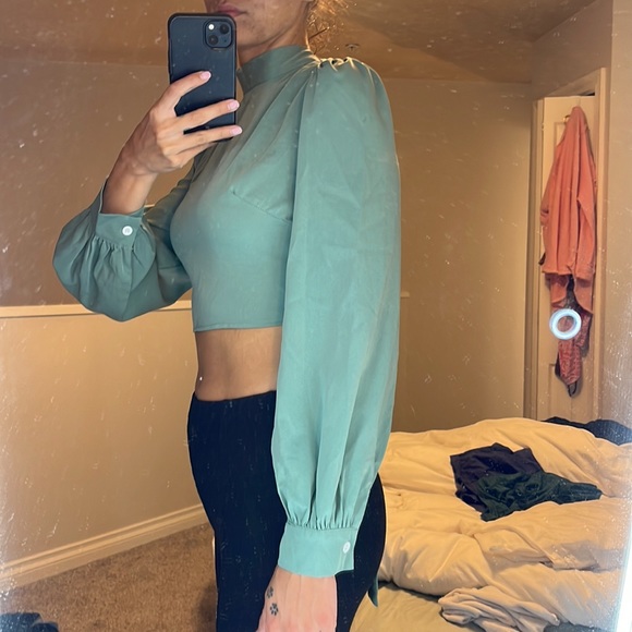 Sage cropped blouse with open back - Picture 2 of 4